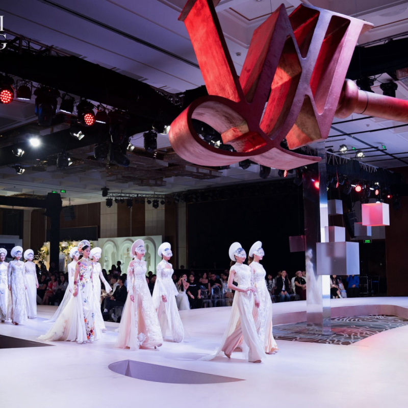 Nội Thất Khu Trình Diễn & Lounge Vietnam Wedding Week 2025 — Trung Dung Media, TP.HCM