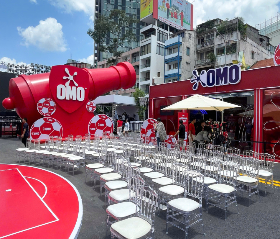 Nội Thất Khu Sự Kiện OMO × Arsenal — Pháo Đài Lấm Bẩn, Phố Đi Bộ Nguyễn Huệ, TP.HCM